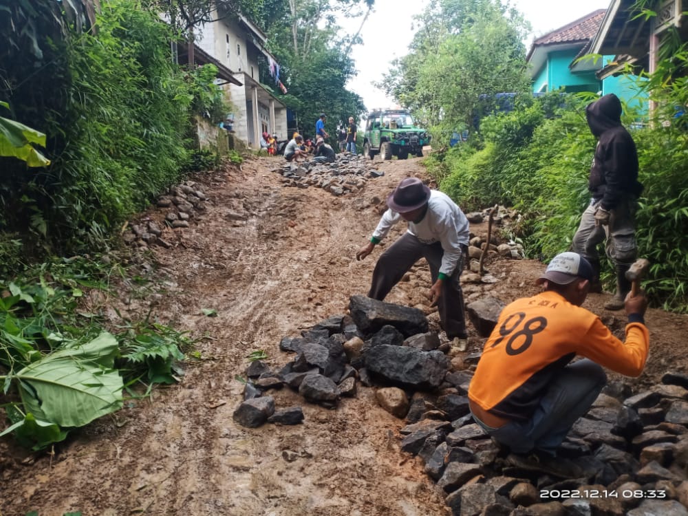 Warga di Cianjur Perbaiki Jalan Kabupaten Gunakan Dana Patungan