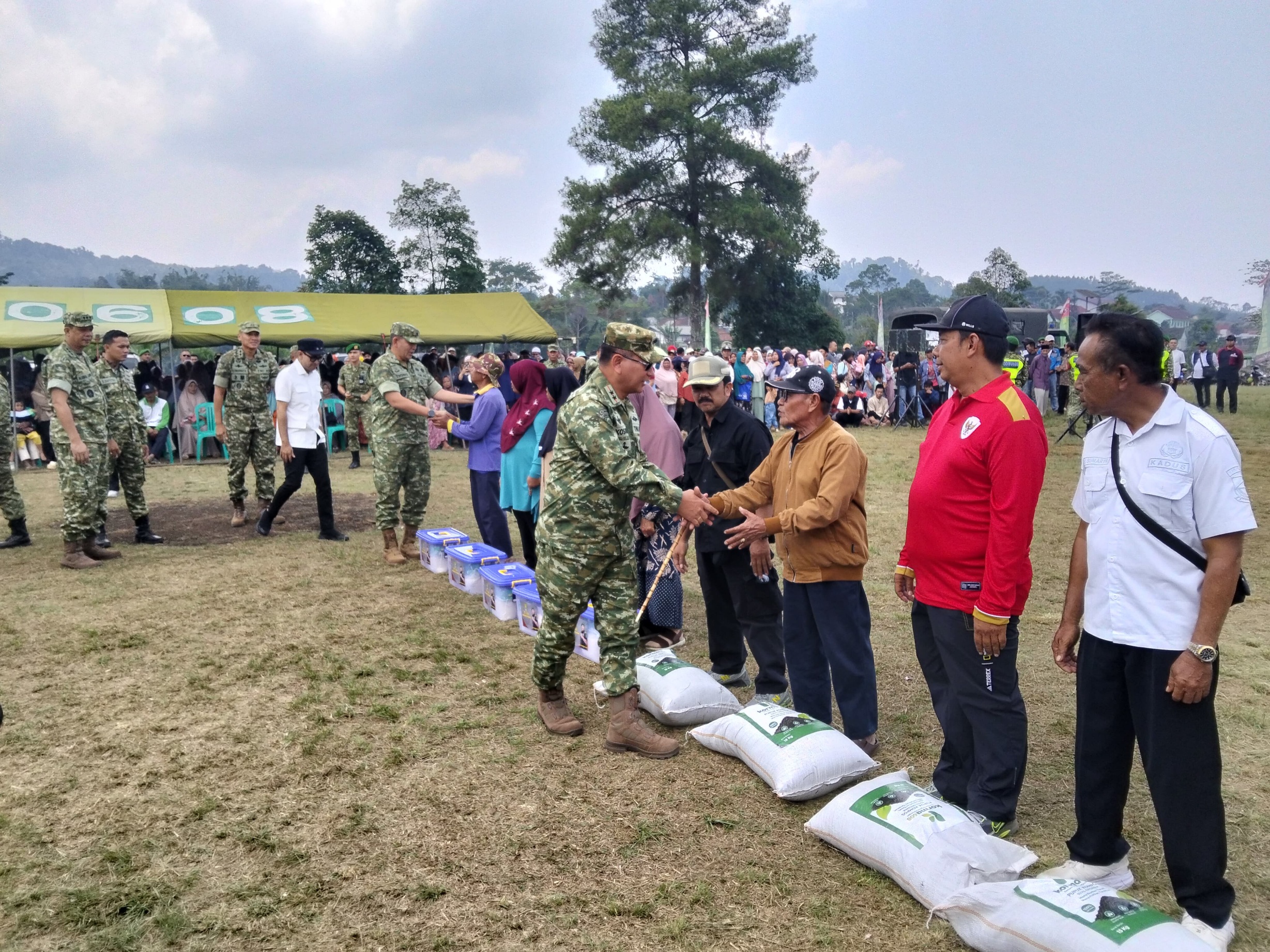 Pangdam III/Siliwangi Salurkan 3.000 Paket Sembako untuk Warga Takokak Cianjur