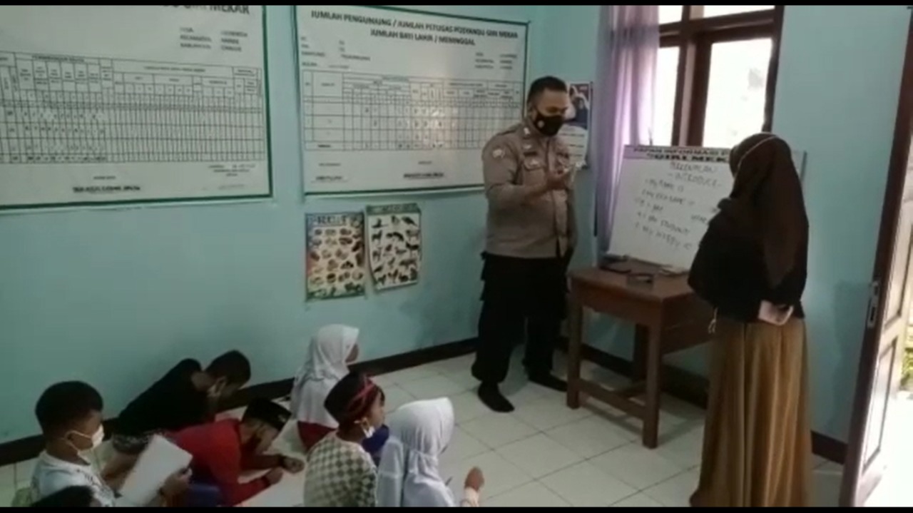 Bhabinkamtibmas di Cianjur Latih Anak SD Pandai Bahasa Inggris