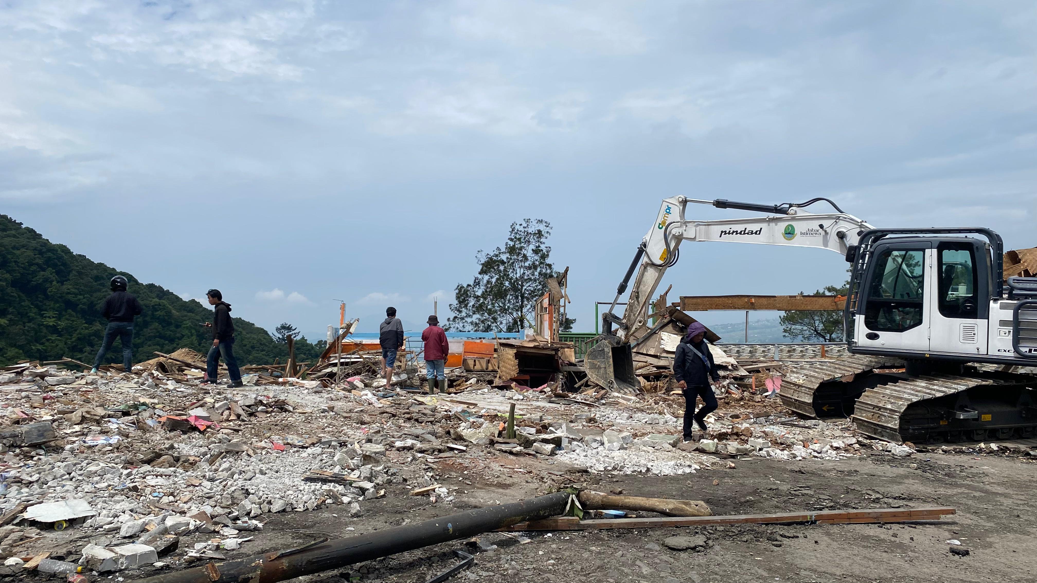 163 Bangunan Semi Permanen di Puncak Cianjur Dibongkar