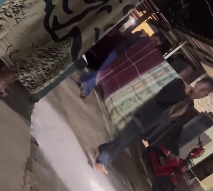 Lansia Sakit di Cianjur Terpaksa Ditandu Gegara Akses Jalan Sempit