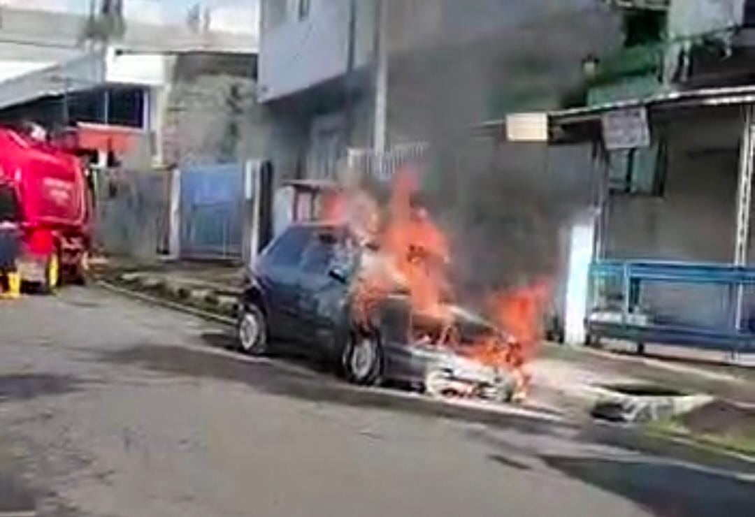 Diduga Korsleting Listrik, Sebuah Mobil Hangus Terbakar di Cianjur