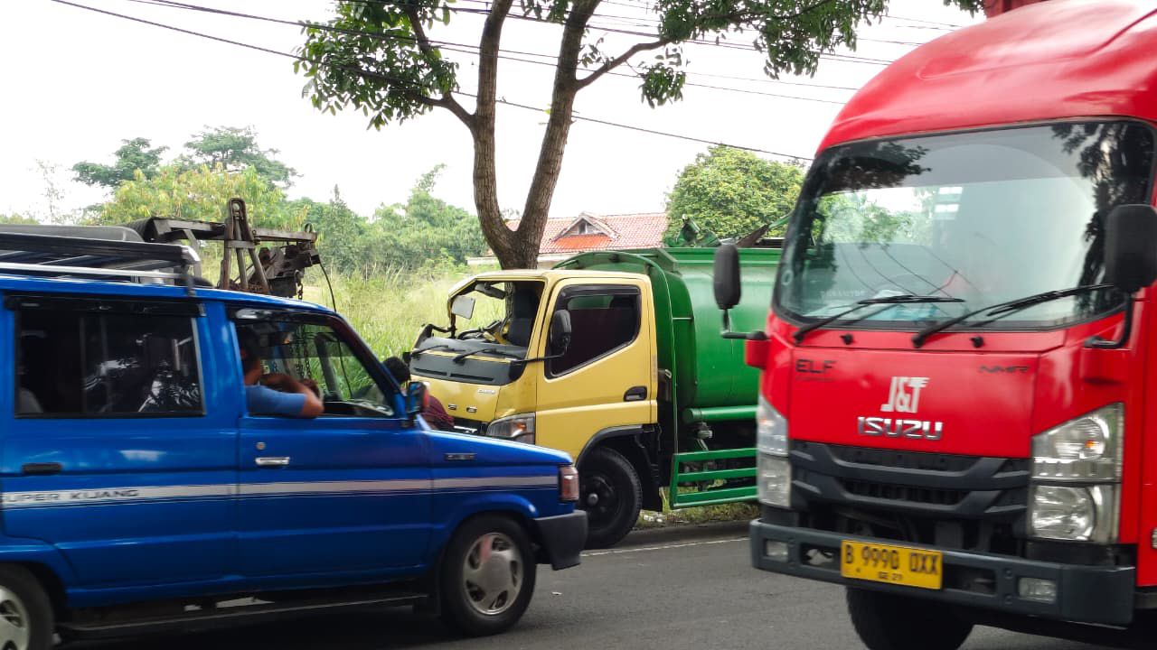 Truk Tangki Air Tabrak Truk Fuso di Warungkondang Cianjur