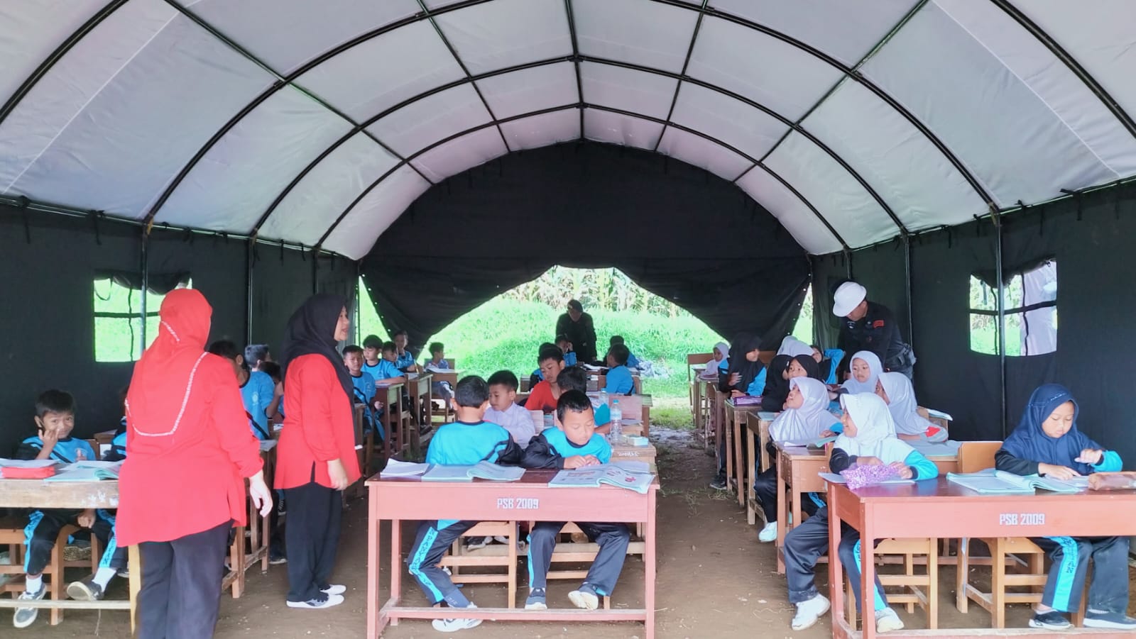Bangunan Kelas Rusak Akibat Gempa, Ratusan Siswa SDN Panyaweuyan Cianjur Belajar di Tenda Darurat