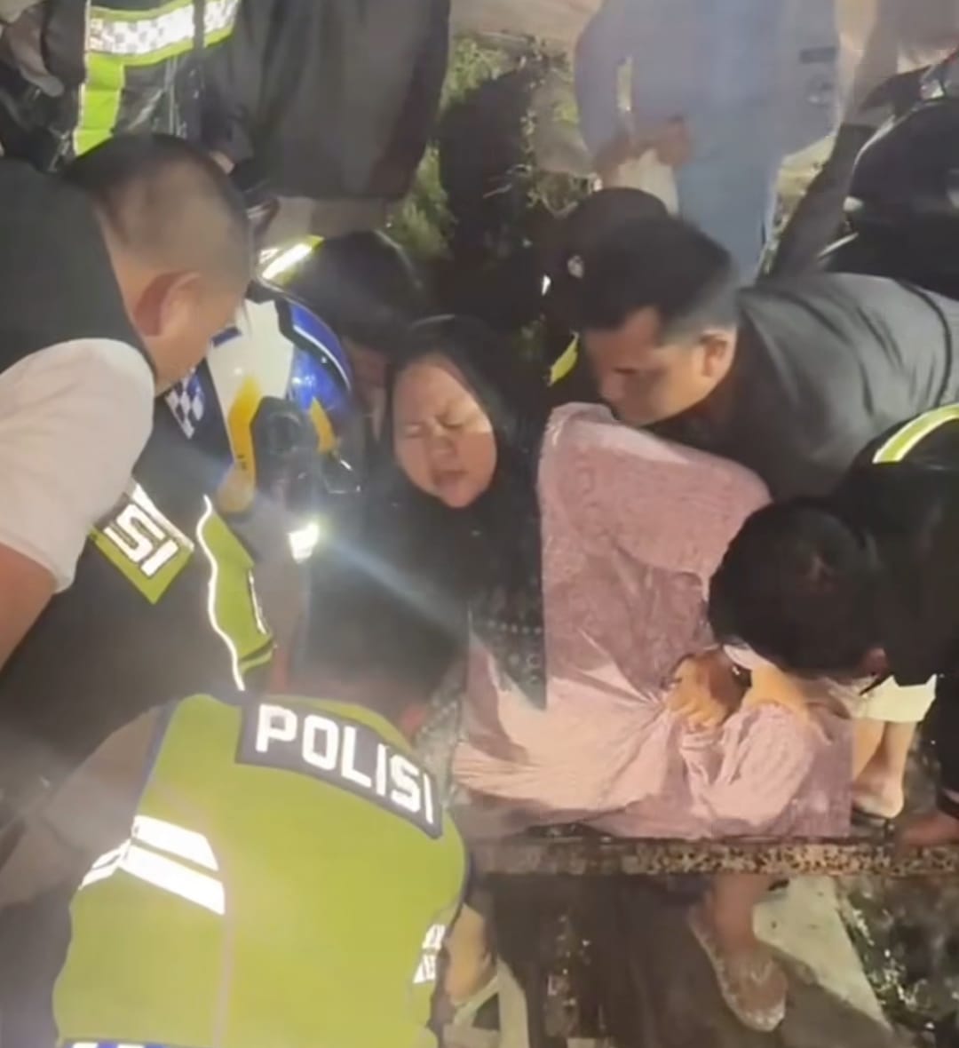 Respon Cepat Polisi Cianjur Selamatkan Pemudik Terpersok ke Parit