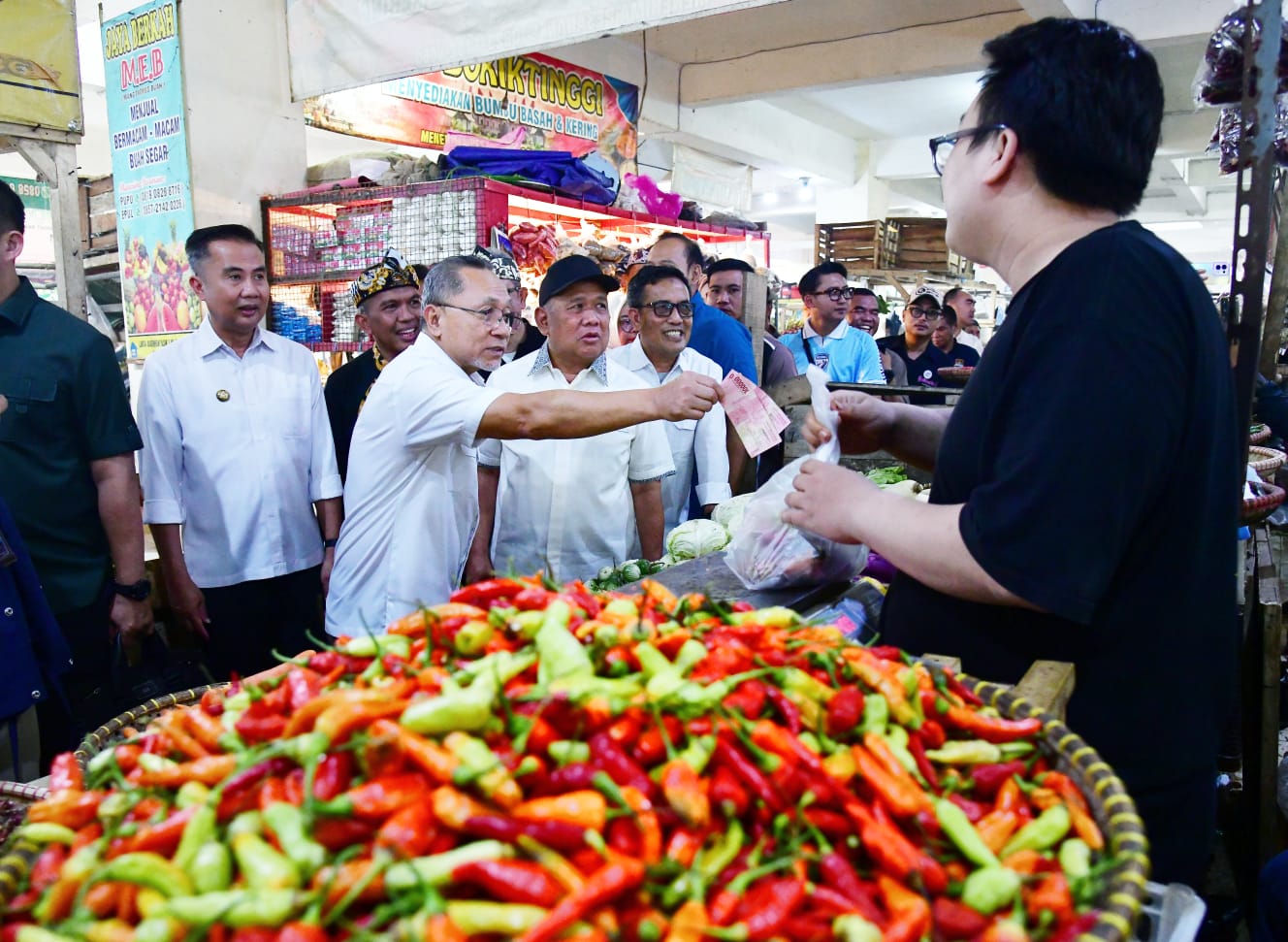 Pj Gubernur Jabar Bey Machmudin dan Mendag Zulkifli Hasan Cek Harga Kebutuhan Pokok di Pasar Tagog Padalarang