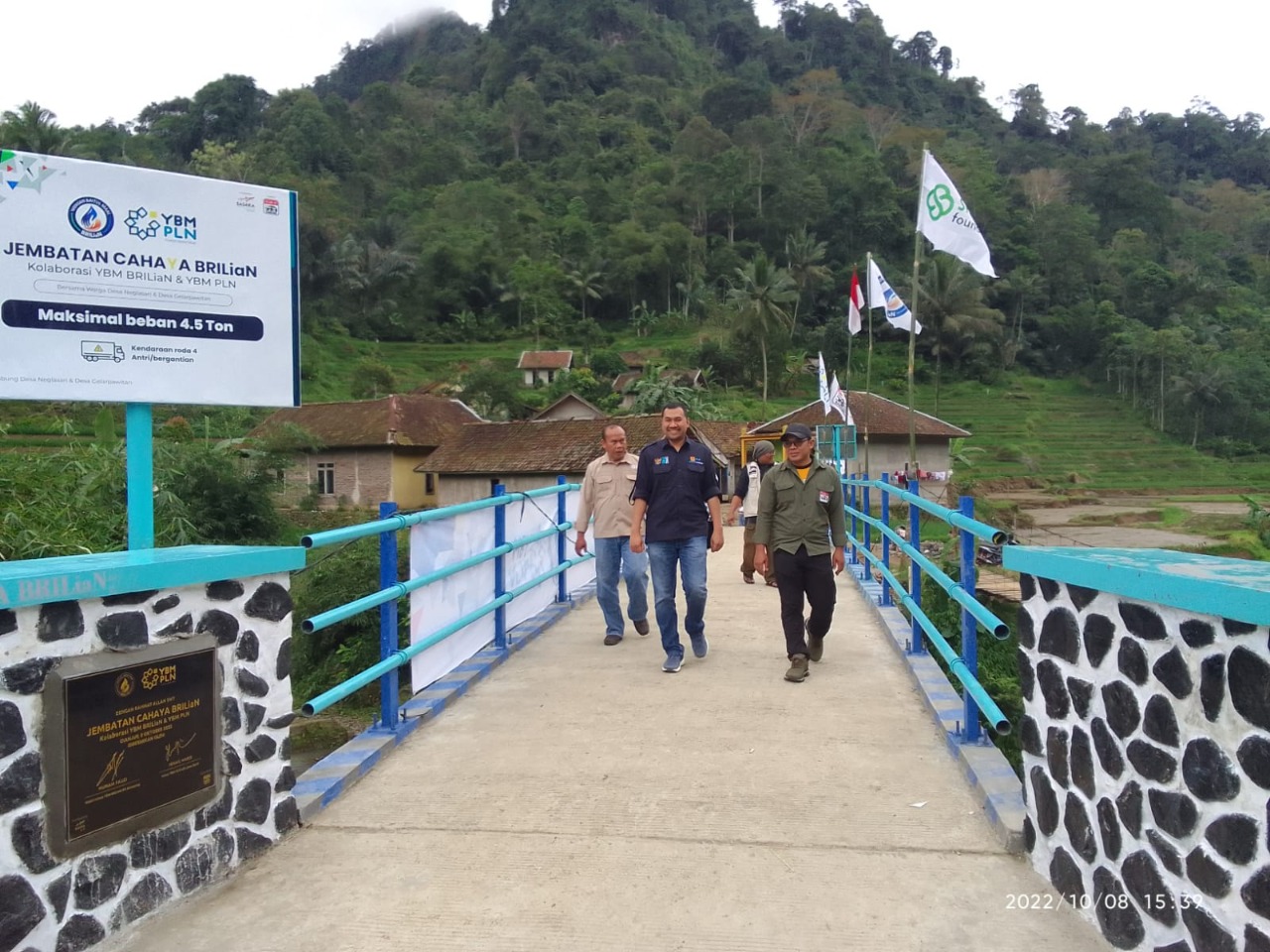 Aksi Kolaborasi YBM PLN UID Jabar, Wujudkan Jembatan Penghubung Dua Desa di Cianjur