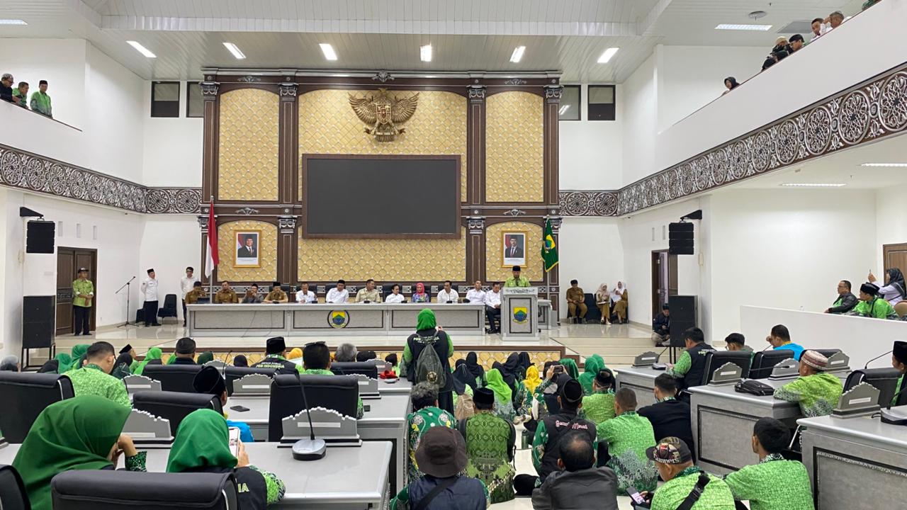 Ribuan Guru Madrasah Datangi DPRD Cianjur, Tuntut Diberi Kesempatan Ikuti Seleksi PPPK