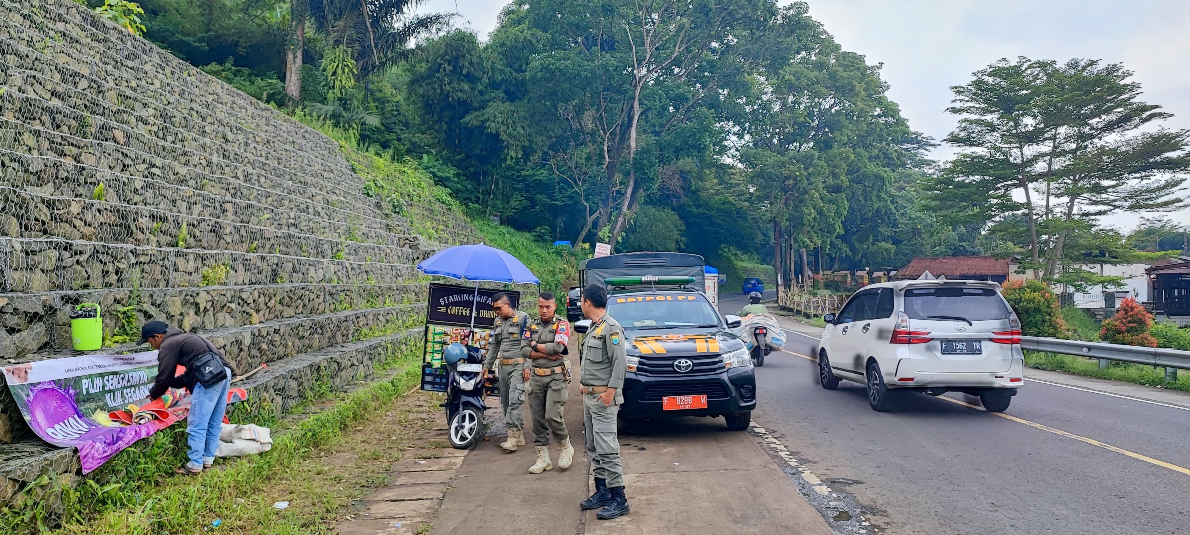 Pedagang Kopi Keliling Nekat Berjualan di Zona Merah Sesar Cugenang