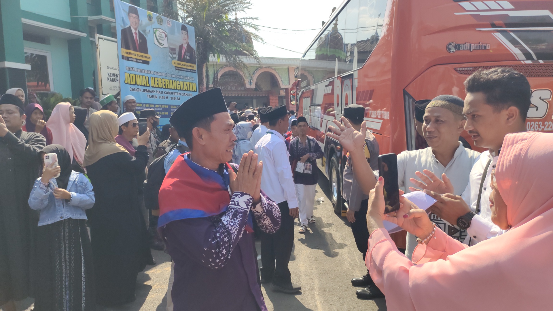Rombongan CJH JKS 58 Cianjur Diberangkatkan ke Asrama Haji Embarkasi Bekasi