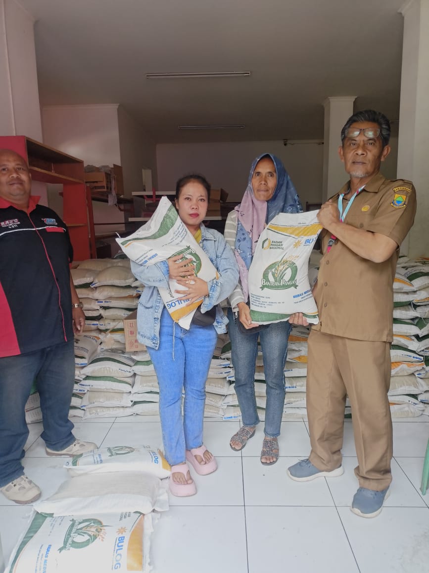 Pemdes Ciherang Cianjur Salurkan Bantuan Beras untuk 1437 KPM