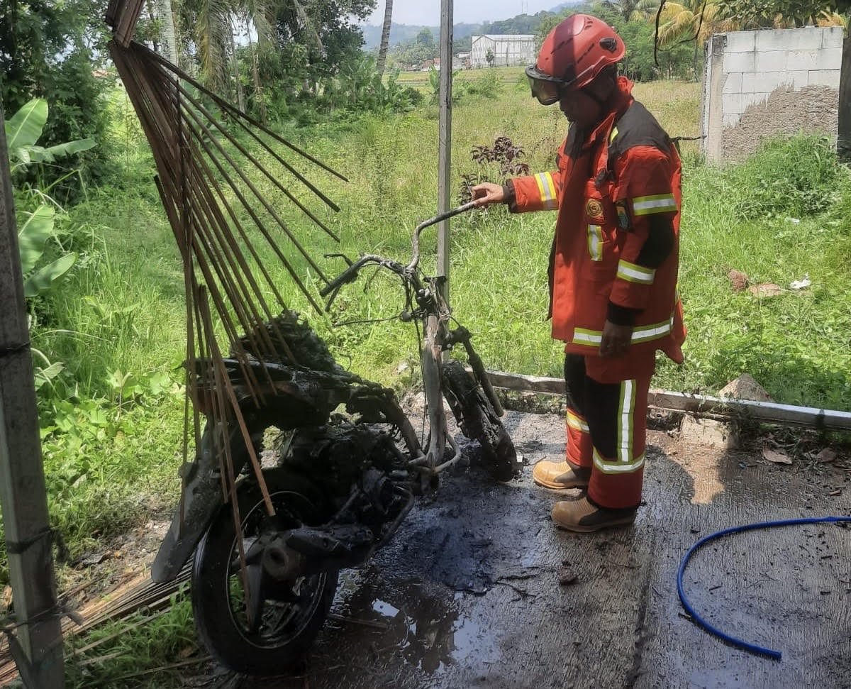 Sepeda Motor Warga Cibeber Hangus Terbakar, Diduga Korsleting Listrik