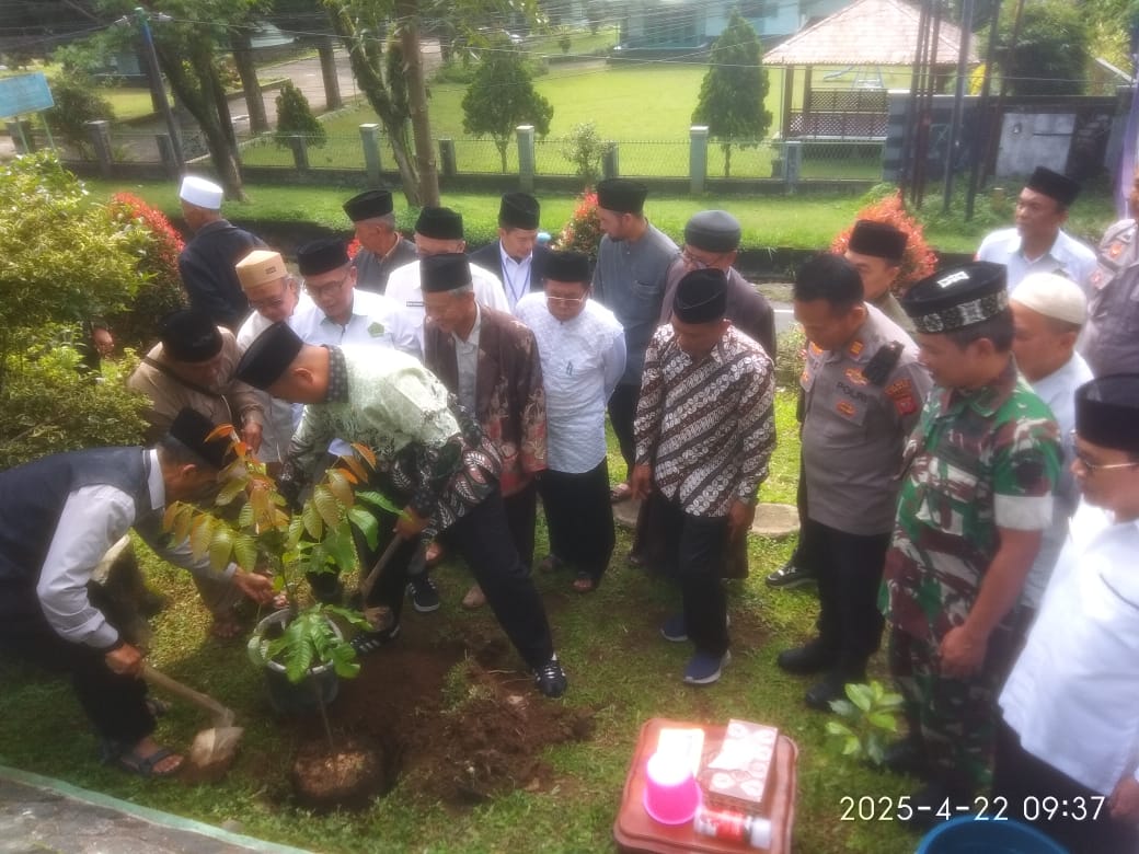 Dukung Pelestarian Alam, Kemenag Cianjur Tanam Bibit Pohon Matoa 