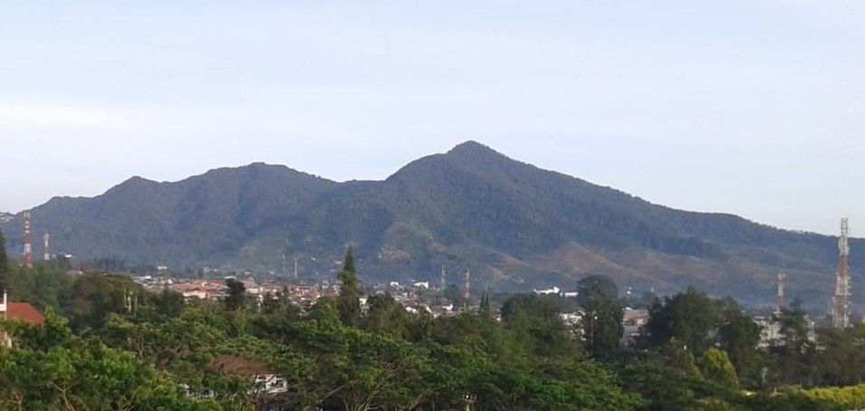 Pendakian Gunung Gede Pangrango Kembali Dibuka, Pendaki Wajib Pakai Gelang RFID