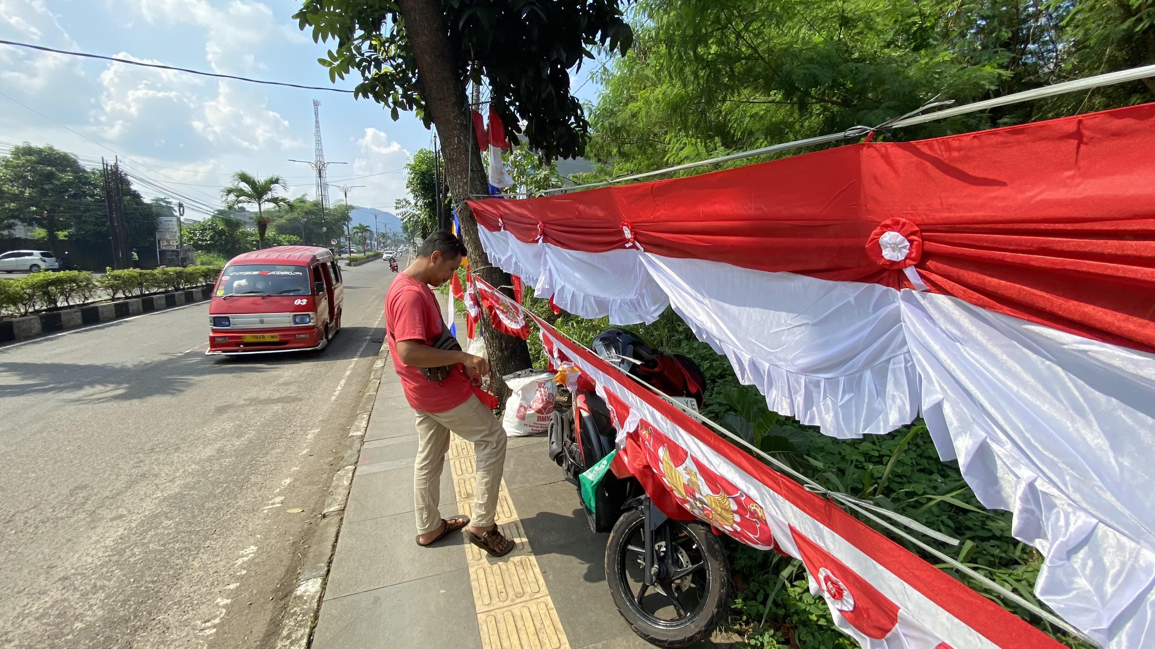 Ramai Tren One Piece, Pedagang di Cianjur Konsisten Jual Bendera Merah Putih