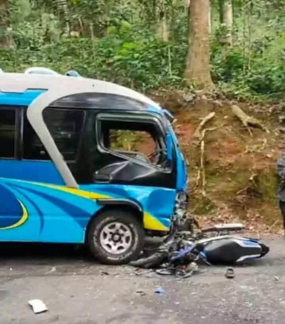 Pengendara Motor Alami Luka Serius Usai Tabrak Elf di Sukanagara Cianjur