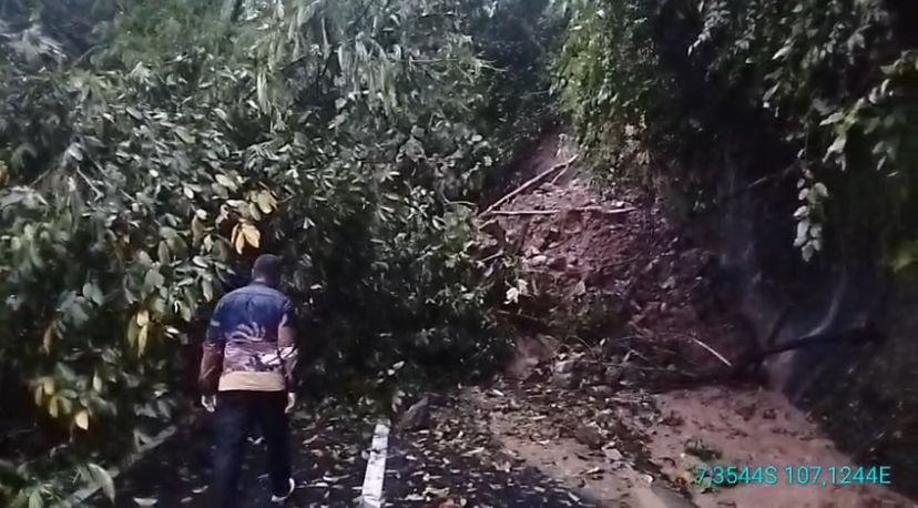 Tebing Setinggi 10 Meter Longsor, Jalan Utama Penghubung Cibinong-Sindangbarang Lumpuh