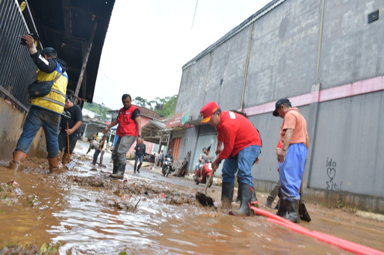 Bupati Cianjur Turun Langsung Bersihkan Lumpur Pascabanjir di Sukanagara