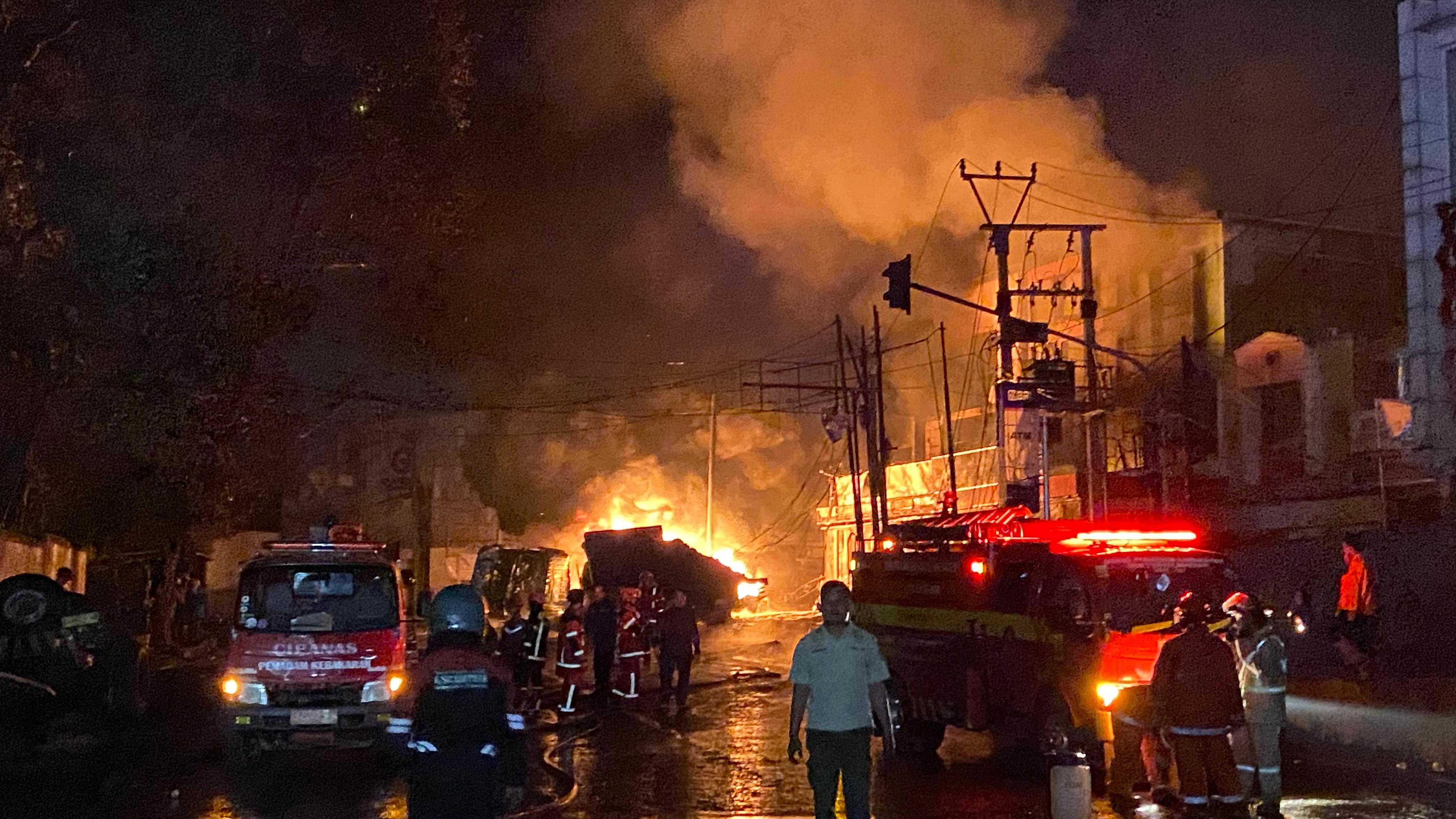 Jalur Cianjur-Sukabumi Ditutup Setelah Truk Tangki BBM Terbakar