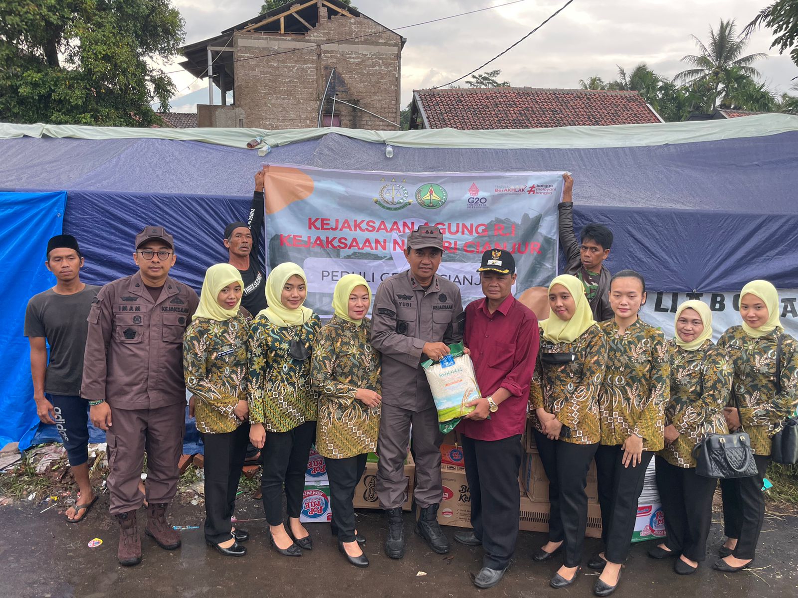 Kajari Cianjur Turun Langsung Salurkan Bantuan Bagi Korban Gempa 