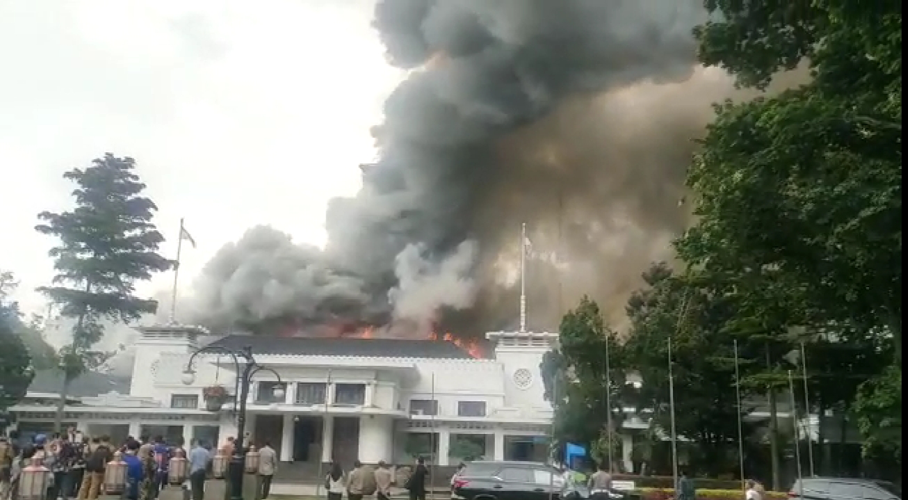 Kebakaran di Balai Kota Bandung, Asap Membumbung Tinggi