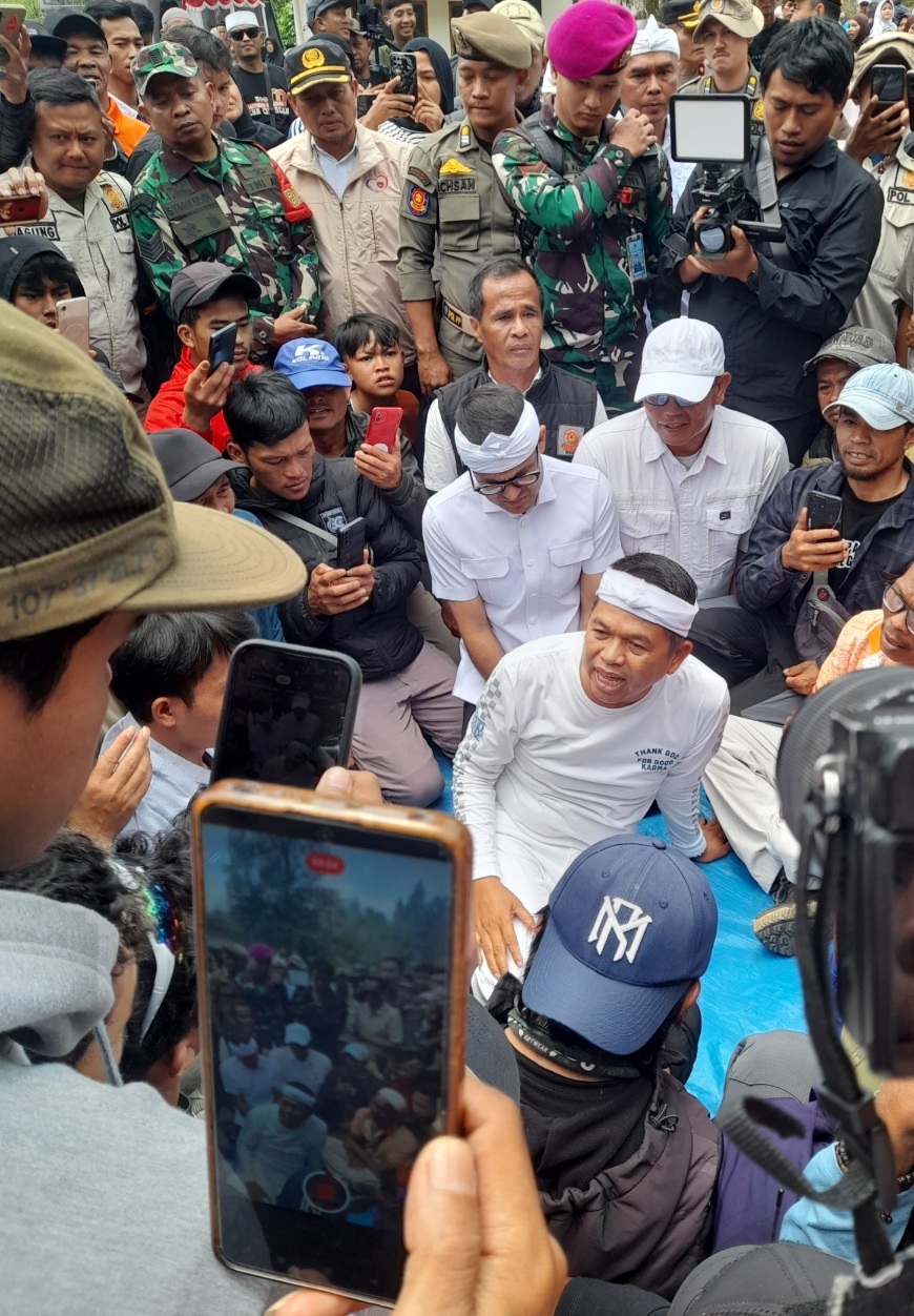 KDM Apresiasi Perjuangan Relawan Pemadam Karhutla Gunung Gede Pangrango