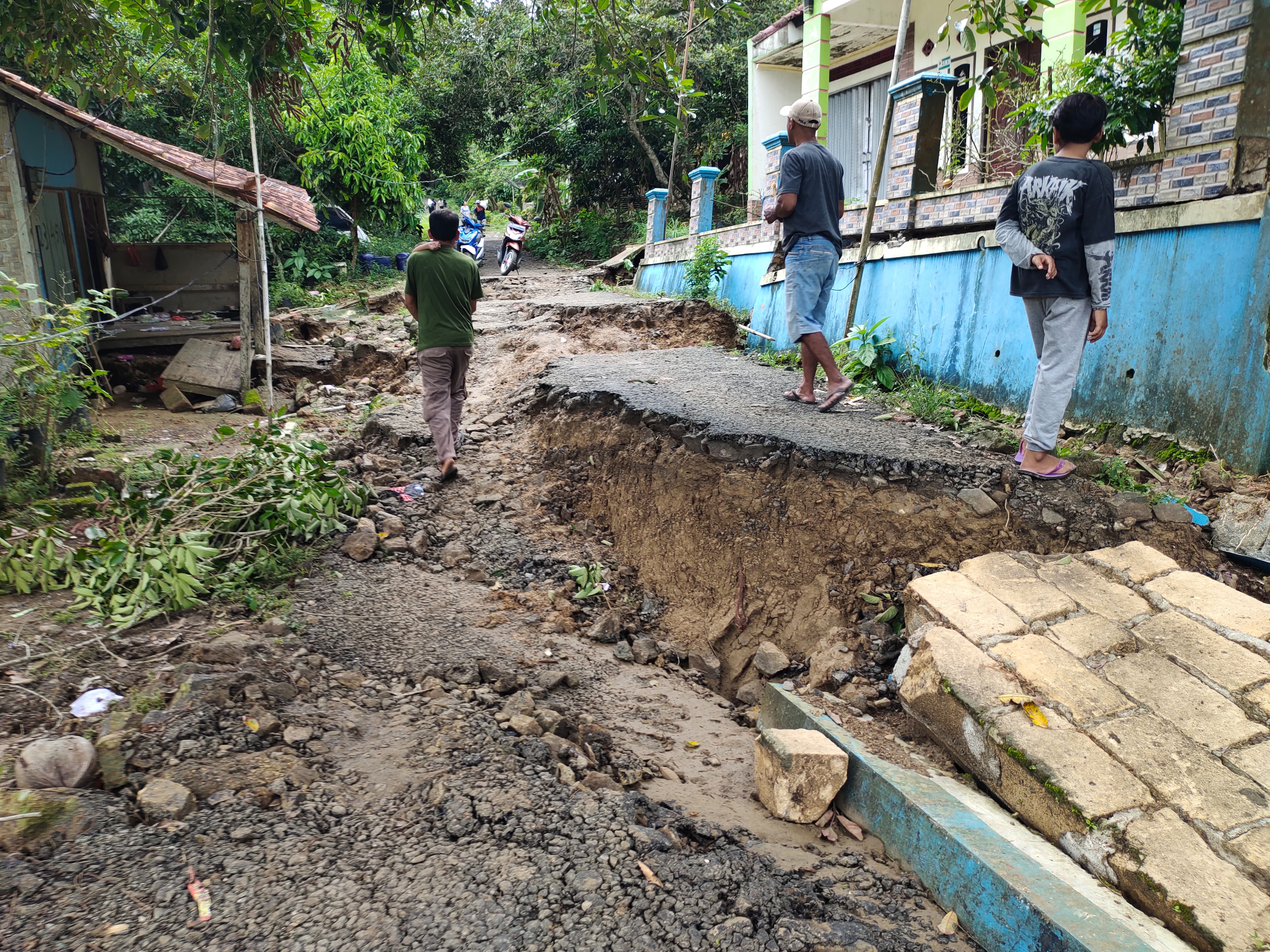 Perbaikan Jalan Terdampak Bencana di Wilayah Selatan Cianjur Masih Berlangsung