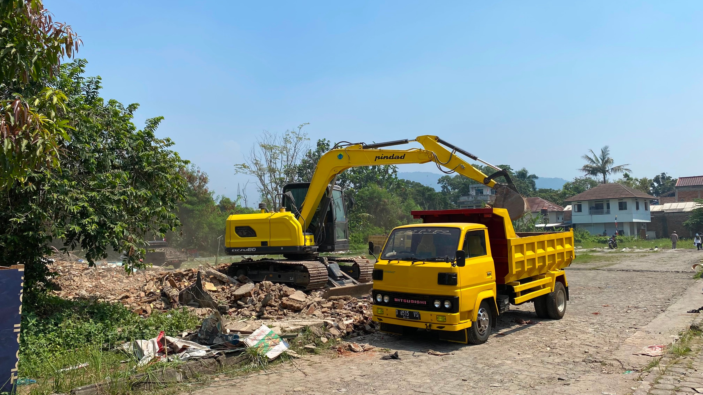 Puluhan Kios Eks Terminal Rawabango Cianjur Diratakan