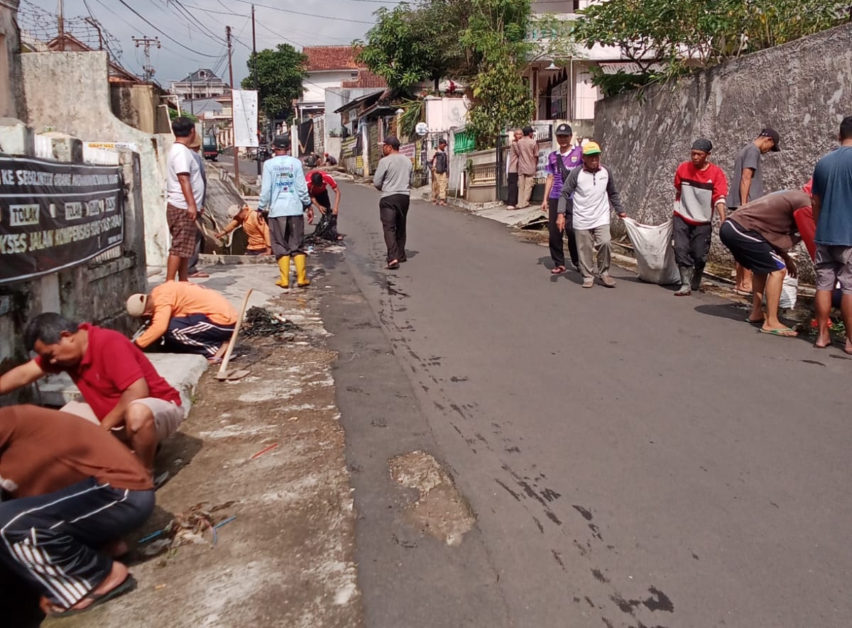 PT DMGP dan Warga Pasir Cina Gotong Royong Perbaiki Drainase