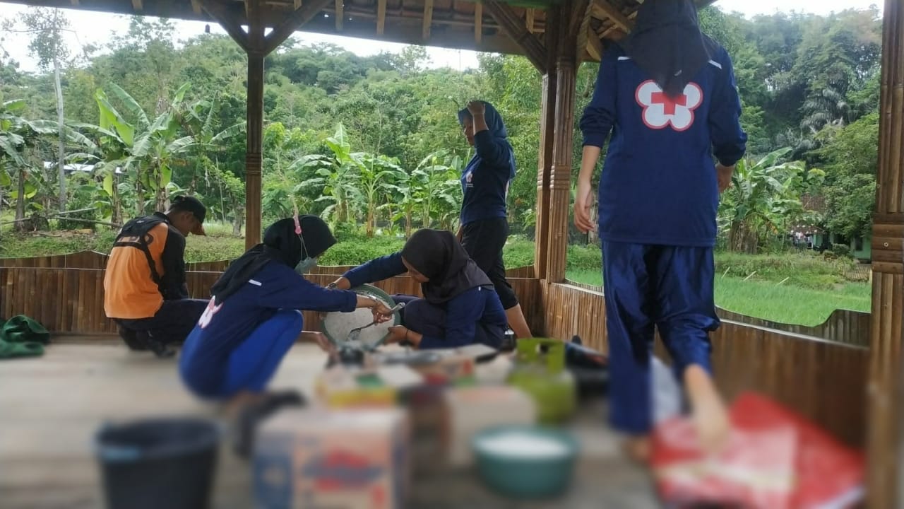 Kerahkan PMR, PMI Dirikan Dapur Umum di Lokasi Bencana Banjir Kampung Jogjogan Cidaun Cianjur  
