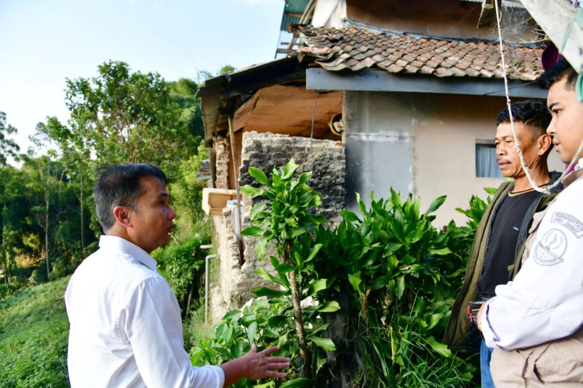 Tinjau Lokasi Terdampak Gempa, Bey: Keselamatan Warga yang Utama