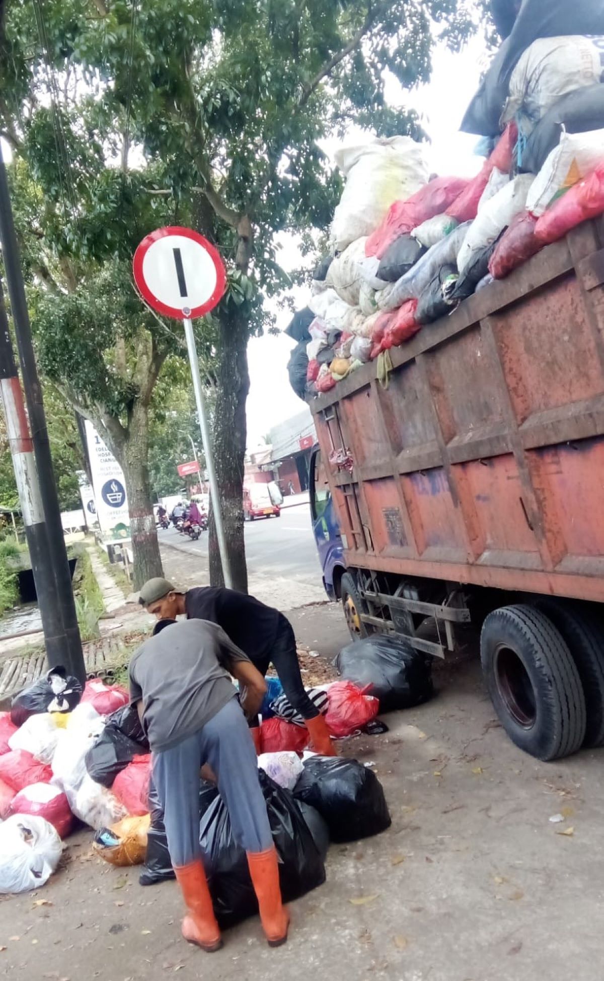DLH Cianjur Angkut 1.725 Ton Sampah Selama Momen Libur Lebaran