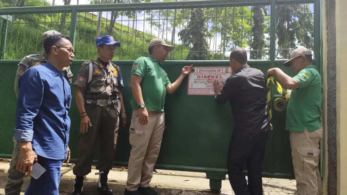 Tim Gabungan Satpol PP dan DPMPTSP Cianjur Segel Perusahaan Tanaman