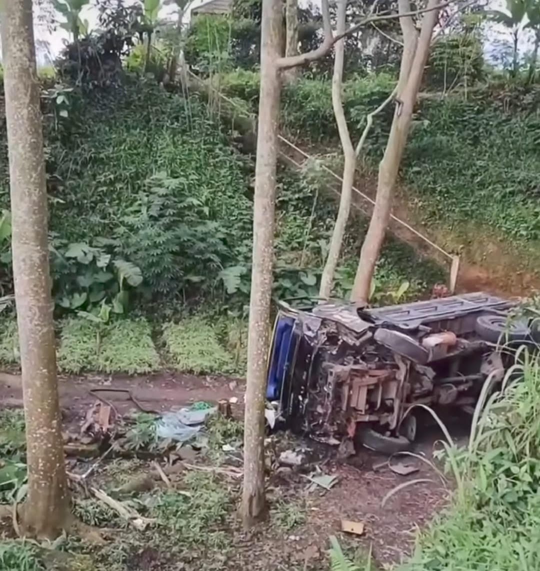 Truk Terperosok ke Jurang di Cugenang Cianjur, Sopir dan Penumpang Terluka