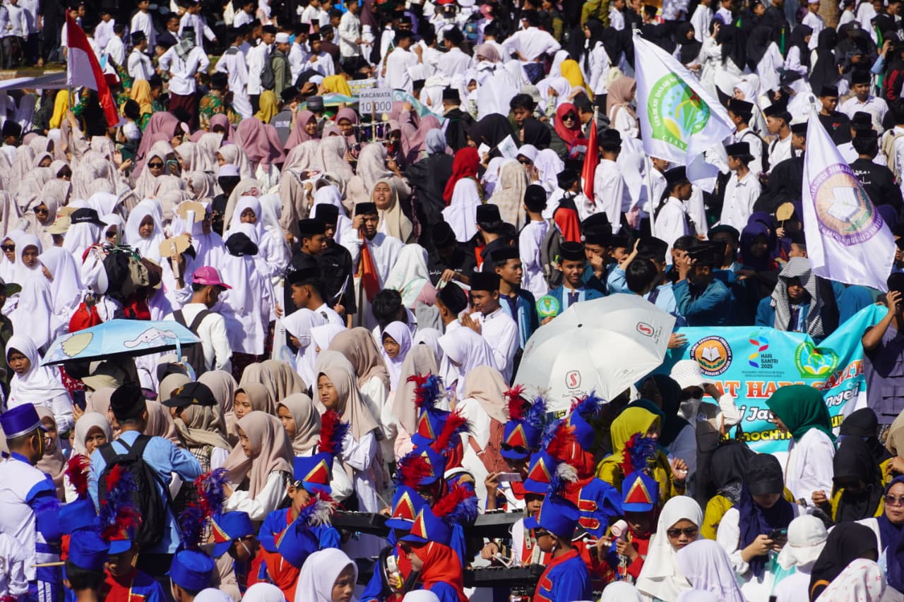 Ribuan Santri Cianjur Meriahkan Pawai Hari Santri 2025