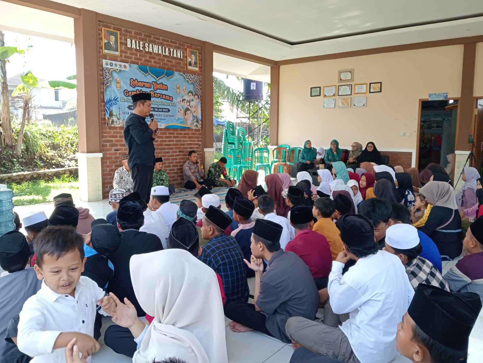 Berbagi Kebahagian di Lebaran Yatim: Warga Desa Sukamanah Santuni Ratusan Anak Yatim