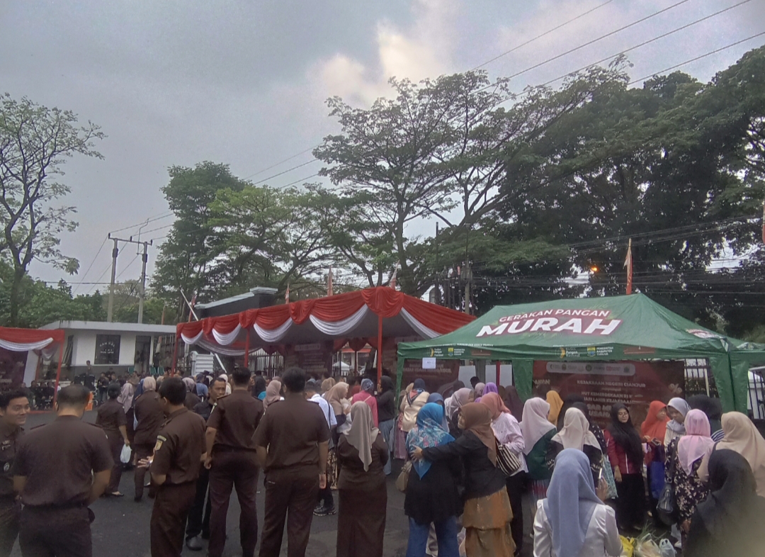 Peringati HUT RI dan Hari Lahir Kejaksaan ke-80, Kejaksaan Negeri Cianjur Gelar Pasar Murah