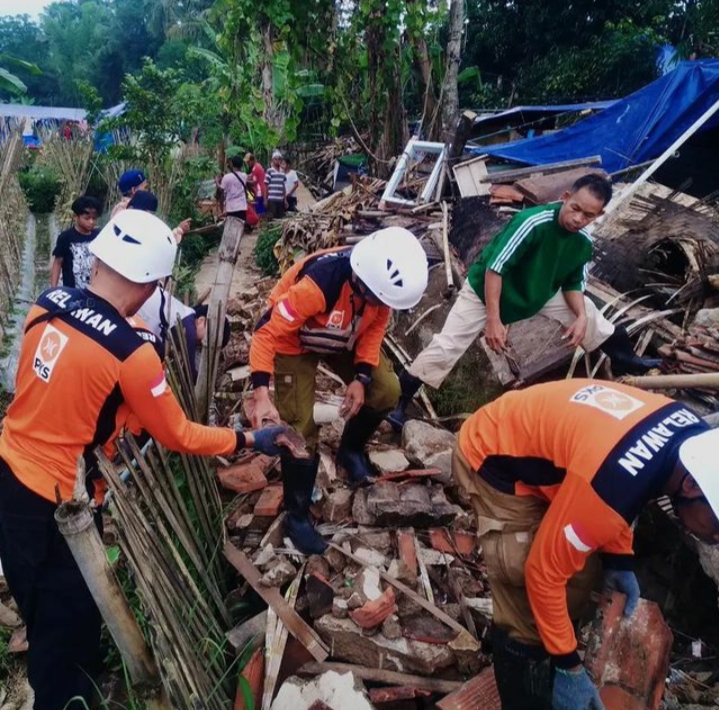 Respon Cepat Relawan PKS Posko Kecamatan Cugenang Bersihkan Saluran Air dari Puing-puing Gempa