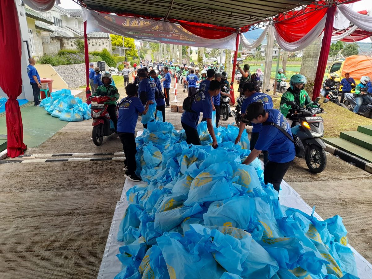 Kemenimipas dan Yayasan Arridho Salurkan 15000 Paket Bantuan Sembako di Cianjur dan Sukabumi