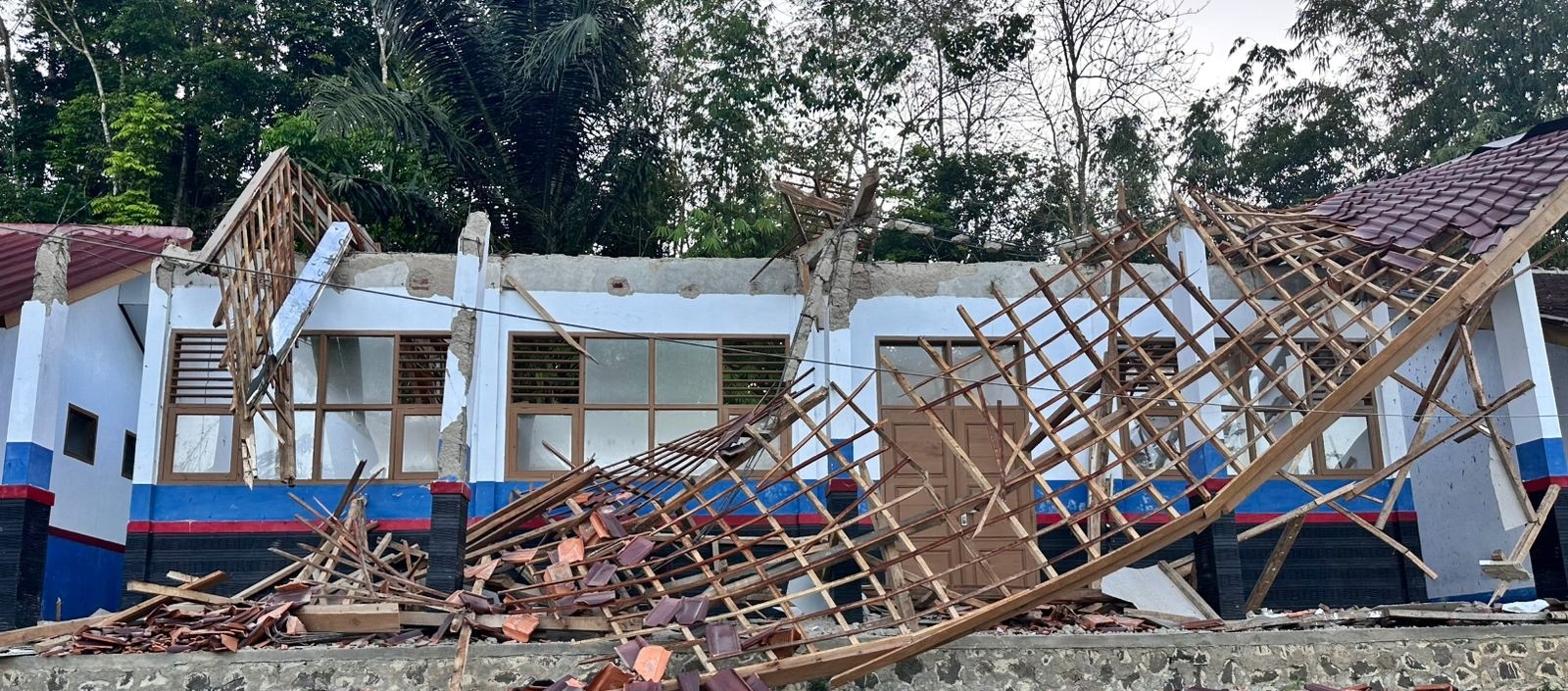 Baru Dibangun Dua Tahun, Lab Komputer SMPN 3 Tanggeung Cianjur Ambruk