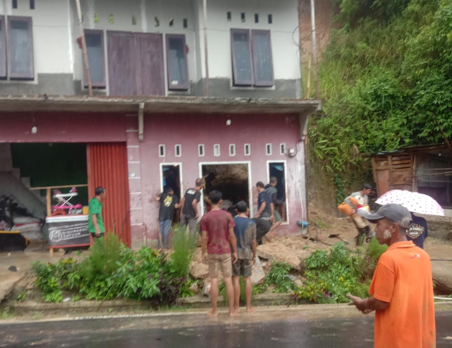 Longsor di Sindangbarang Cianjur Timbun Ruko, Dua Orang Meninggal Dunia