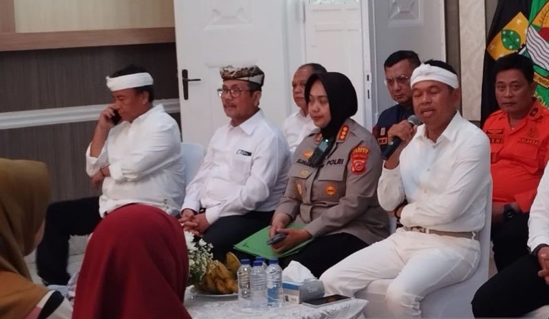 Pemprov Jabar Serahkan Bantuan ke Keluarga Korban Longsor Gunung Kuda
