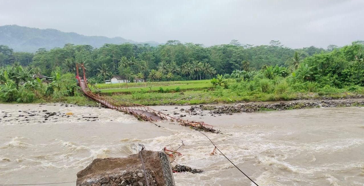 Aliran Sungai Cibuni Mulai Surut, Warga Desa Pageurmaneh Masih Khawatir 