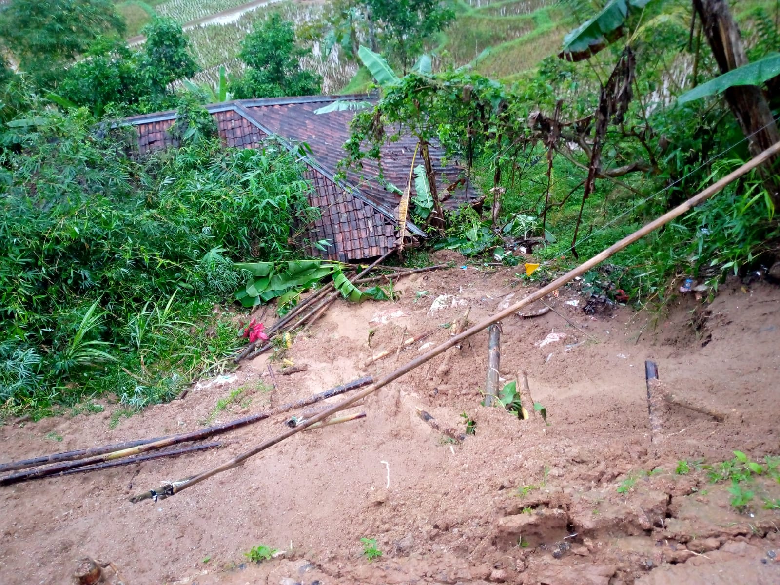 Longsor di Takokak Cianjur, Satu Rumah Rusak Parah, Dua Terancam Tergerus