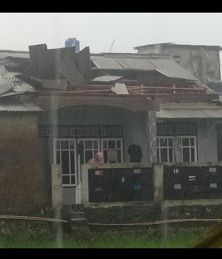 Diterjang Hujan dan Angin Kencang, Belasan Rumah di Limbangasari Cianjur Rusak 