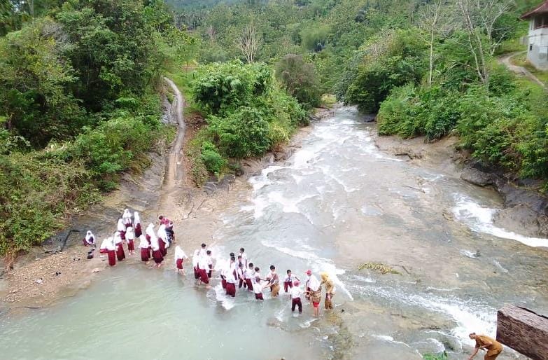 Pelajar di Agrabinta Cianjur Terpaksa Menantang Maut, Seberangi Sungai Demi Sekolah 