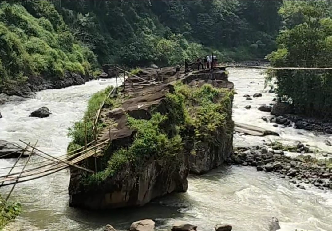 Berharap Ada Jembatan Layak Penghubung Desa Cibuluh Cianjur dengan Desa Cisewu Garut