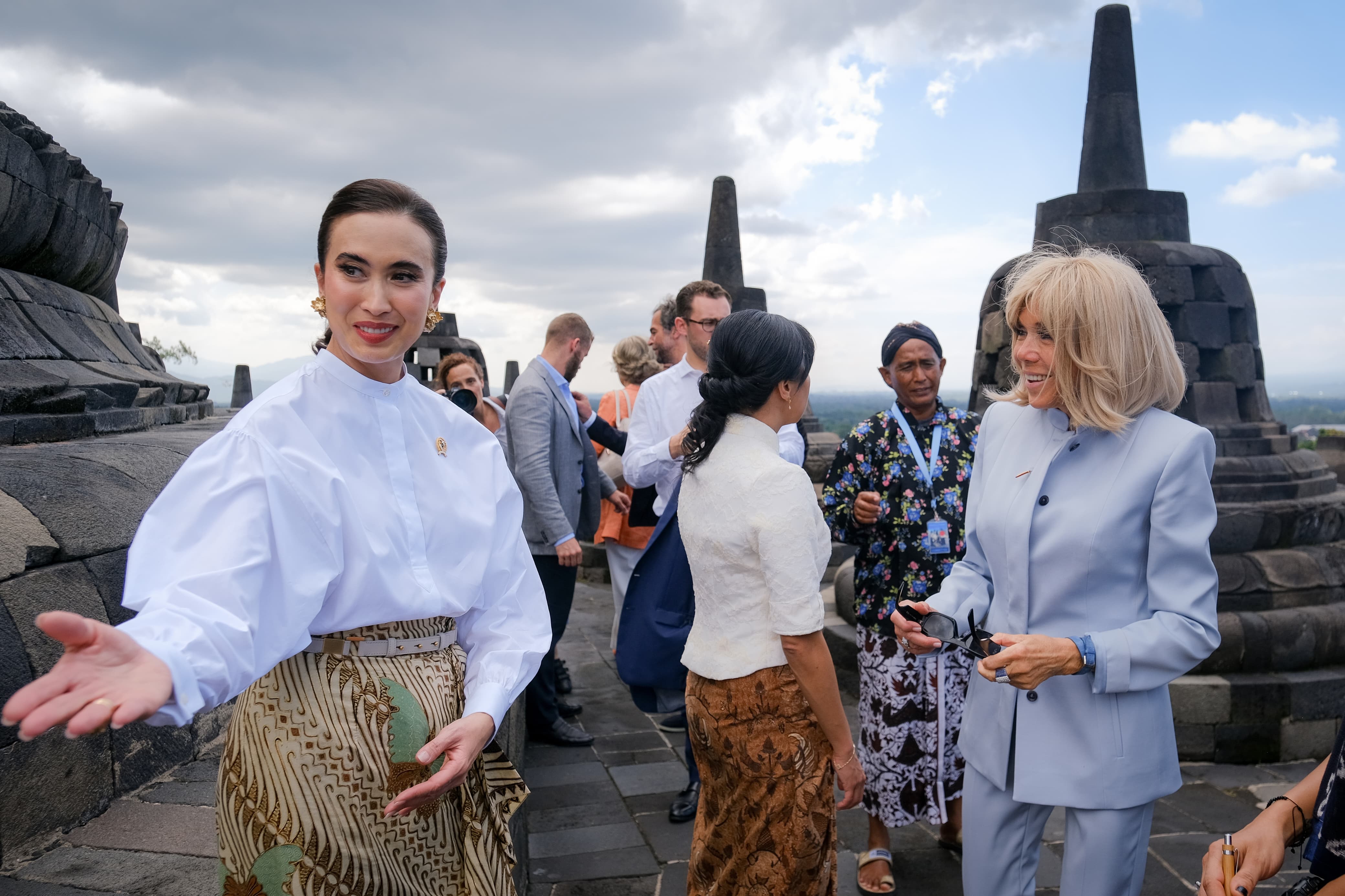 Menteri Pariwisata Dampingi Ibu Negara Brigitte Macron dalam Spouse Program di Manohara dan Candi Borobudur 