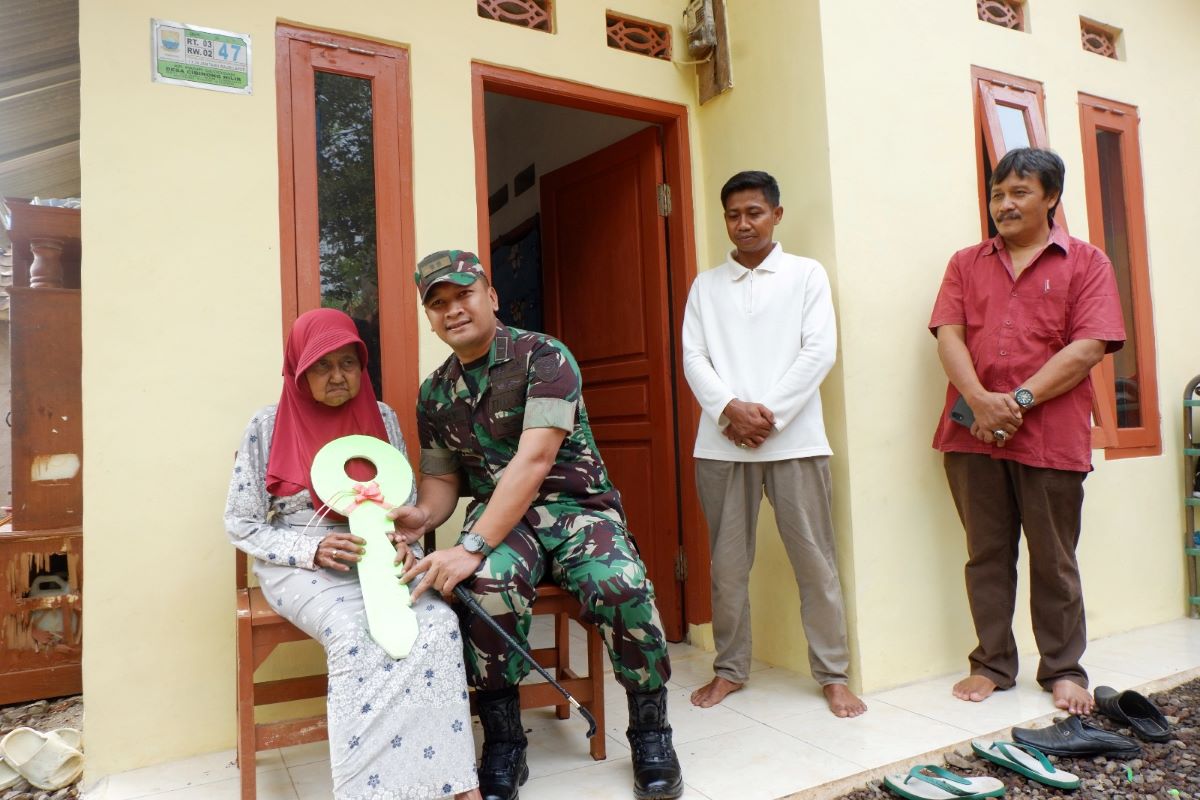 Dandim 0608/Cianjur Serahkan Kunci Rehab RTLH di Kampung Gedongan