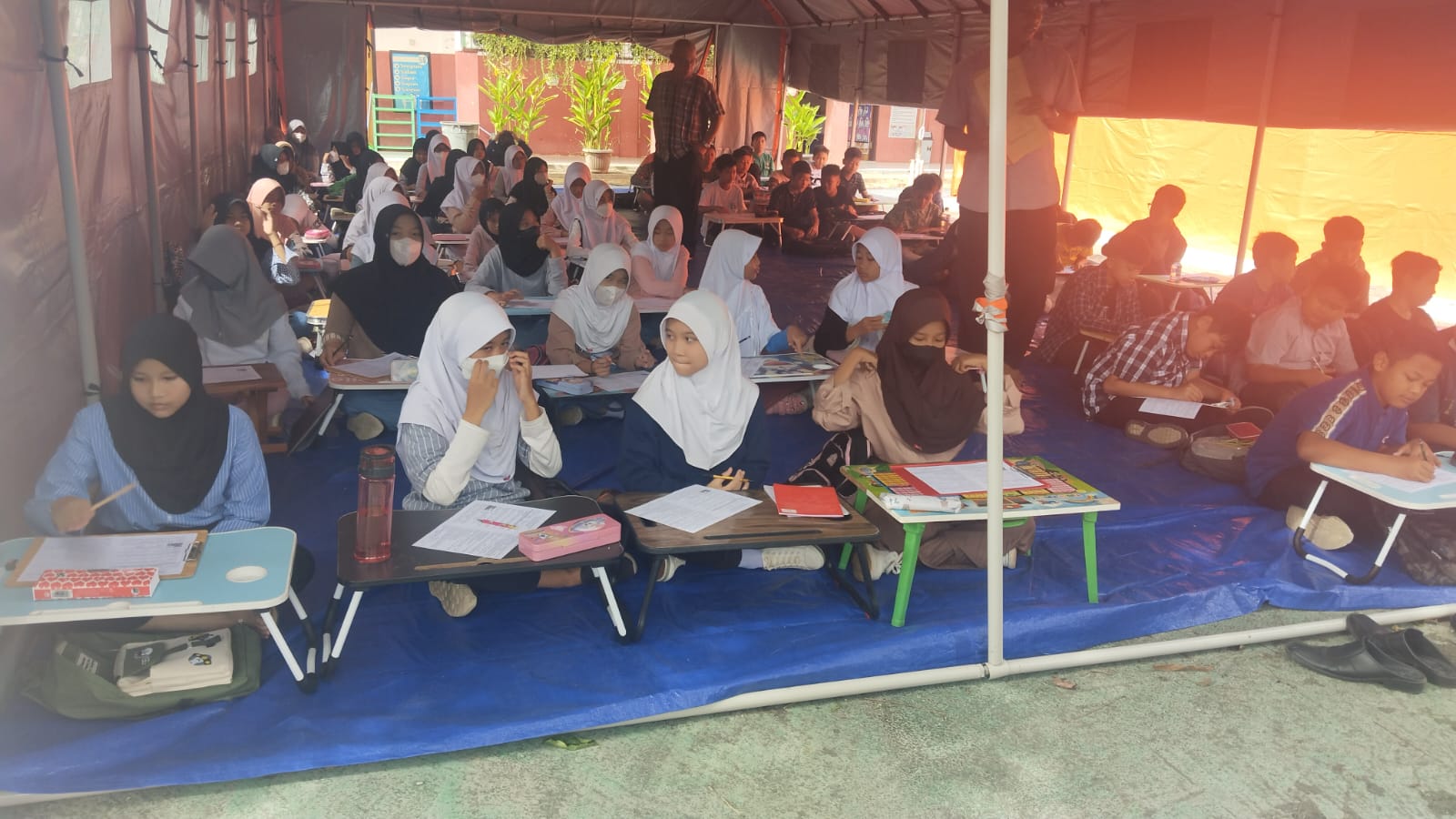 Ruang Kelas Rusak Akibat Gempa, Siswa SD Gelar Ujian Semester di Tenda